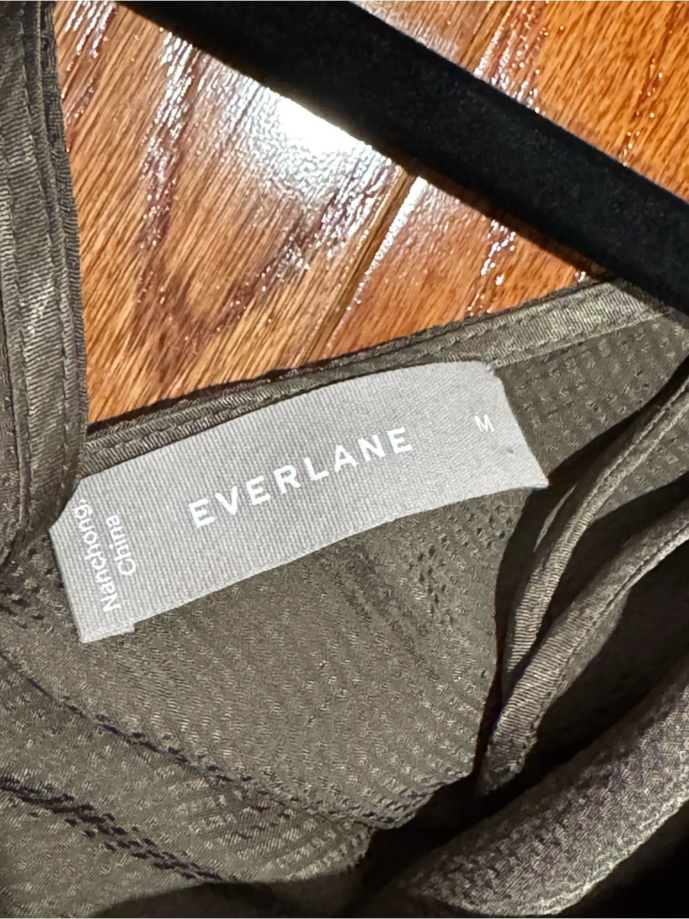 Everlane The Satin V-Neck Sleeveless Top Kalamata Size Medium - Picture 4 of 6
